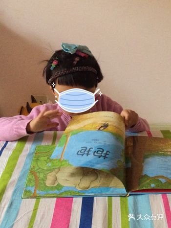 适合幼儿园前的小朋友。 内容：一只叫“宝宝”的小猩猩