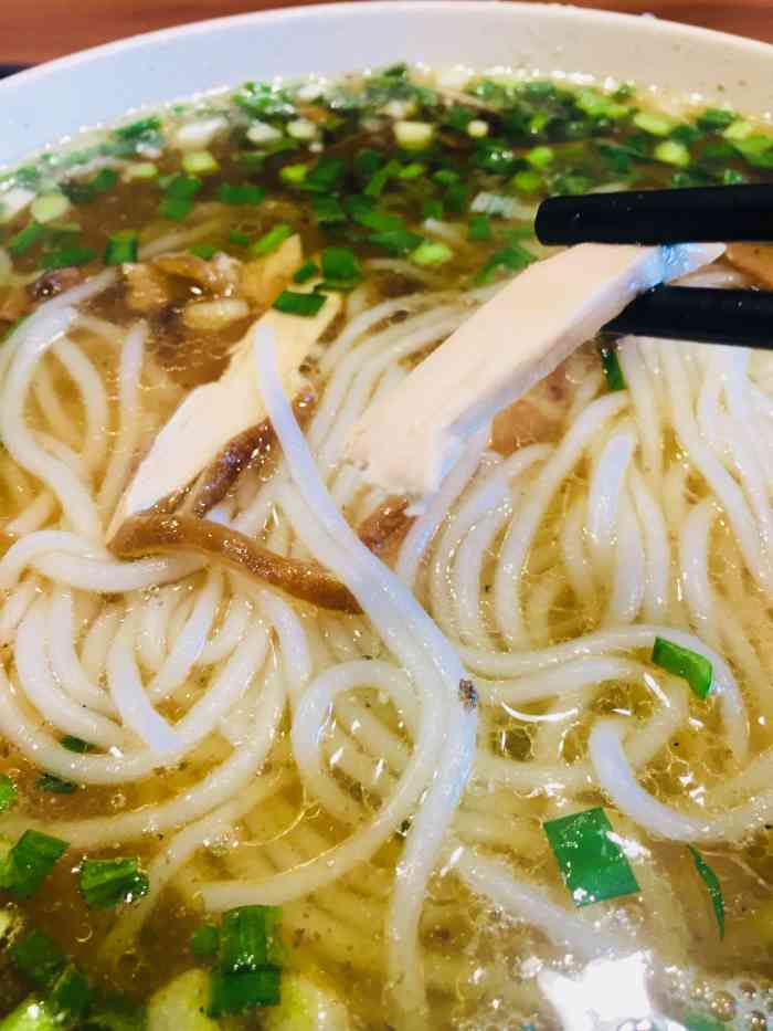 云南弥勒卤鸡米线-"打卡,这店家环境舒适,菜品丰富美味,有我.