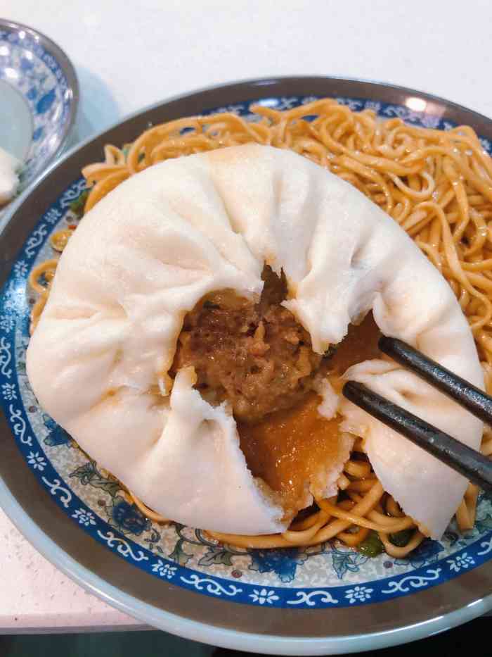 建德大包(凤起路店)-"夜暮下的凤起路建德包子店堂内围坐着忙碌一.