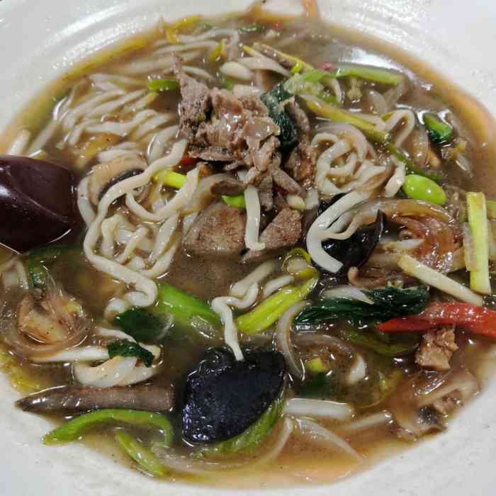 尚膳淮安浇头面·饭馆-"路边不好停车,可以停到对面天街里.中午人.