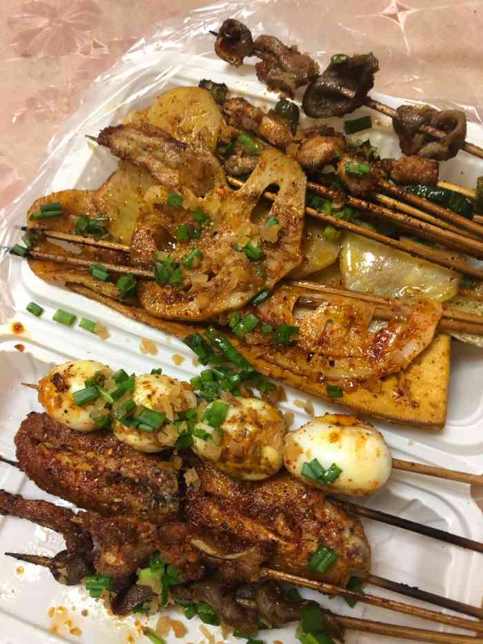 小胖子烧烤-"家比较近的一家路边烧烤店,当然,路边店要.