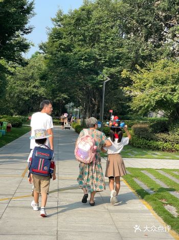 这帽子是他们的暑期作业吗