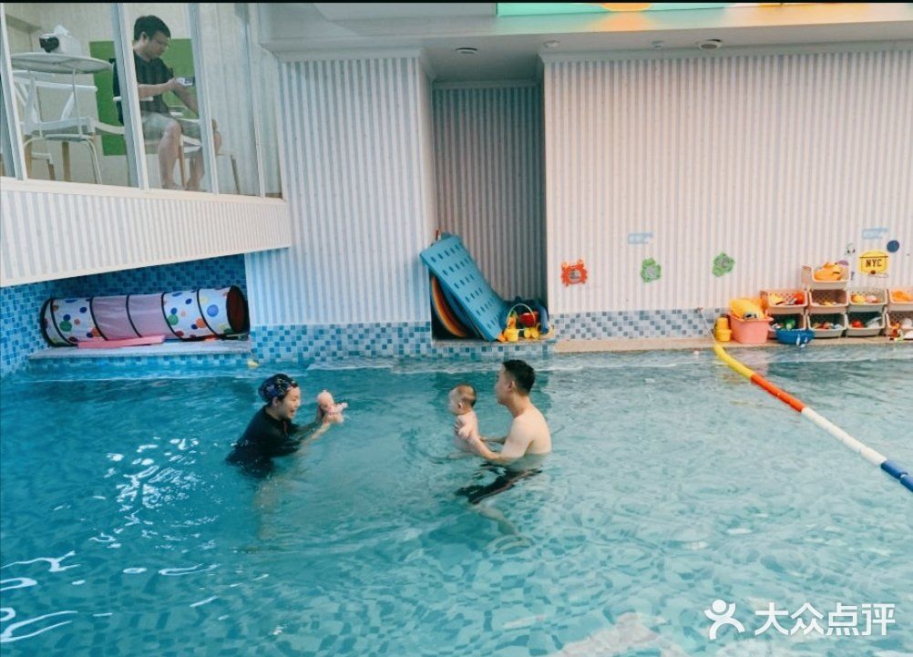 带宝贝体验戏水的快乐