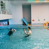 带宝贝体验戏水的快乐