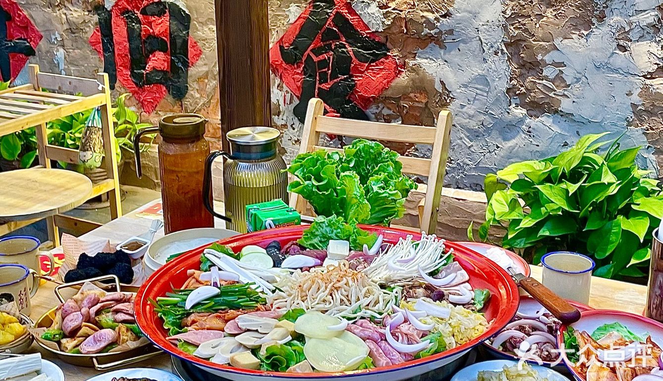 在独立的小院子里，和三两朋友，吹着晚风吃烤肉