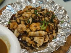 铁板三鲜-小船渔村•大连菜•大连焖鱼(明泽街店)