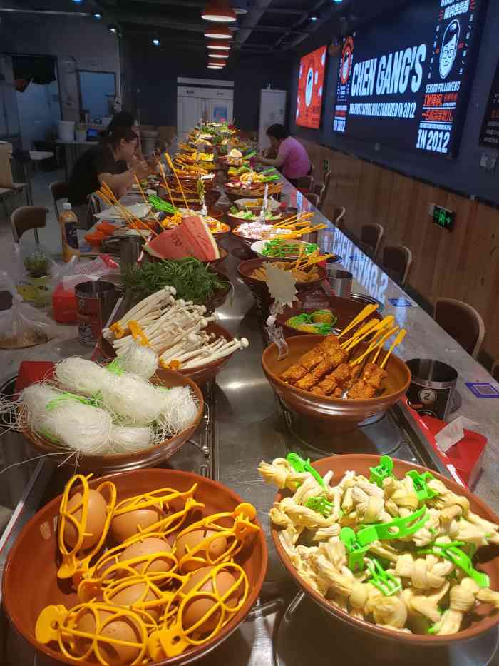 陈钢串串香(山师店)-"[薄荷]环境:在大润发东边路北,就在路.