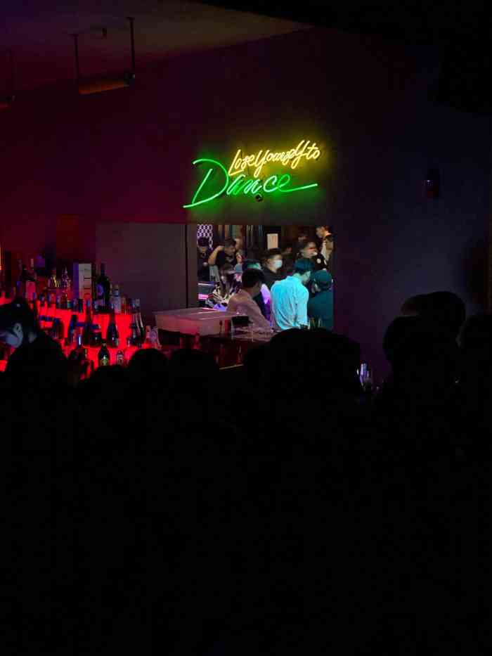 neon dance霓虹跳舞俱乐部(成都兰桂坊店)-"哈哈哈老年人还是有蹦迪局