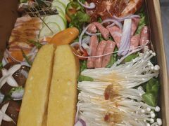 -山野的朋友露营炭火烤肉