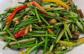 Stir-fried Mountain Creek Fish with Garlic Chives Flowers