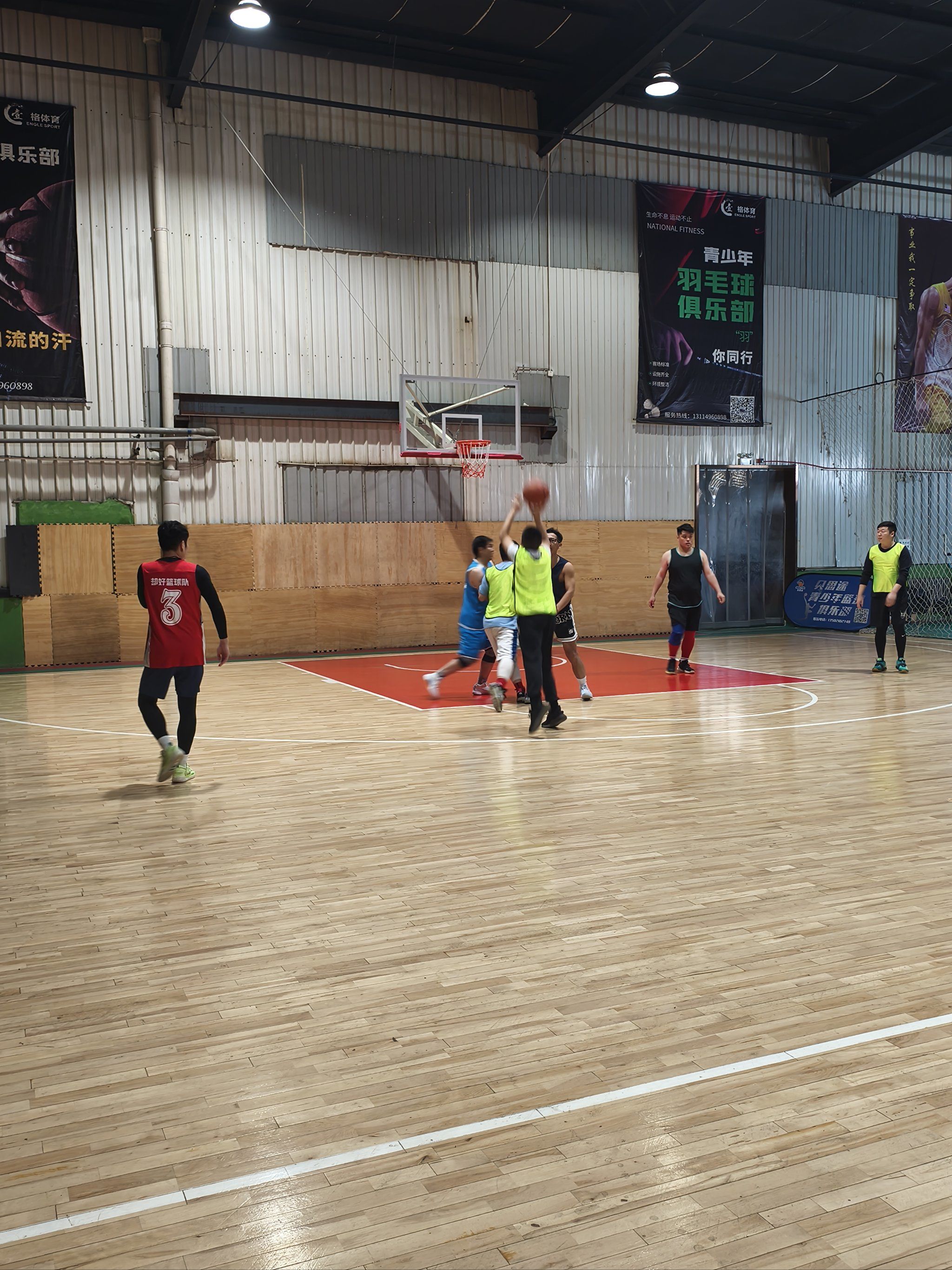 勇敢冲刺 篮球场