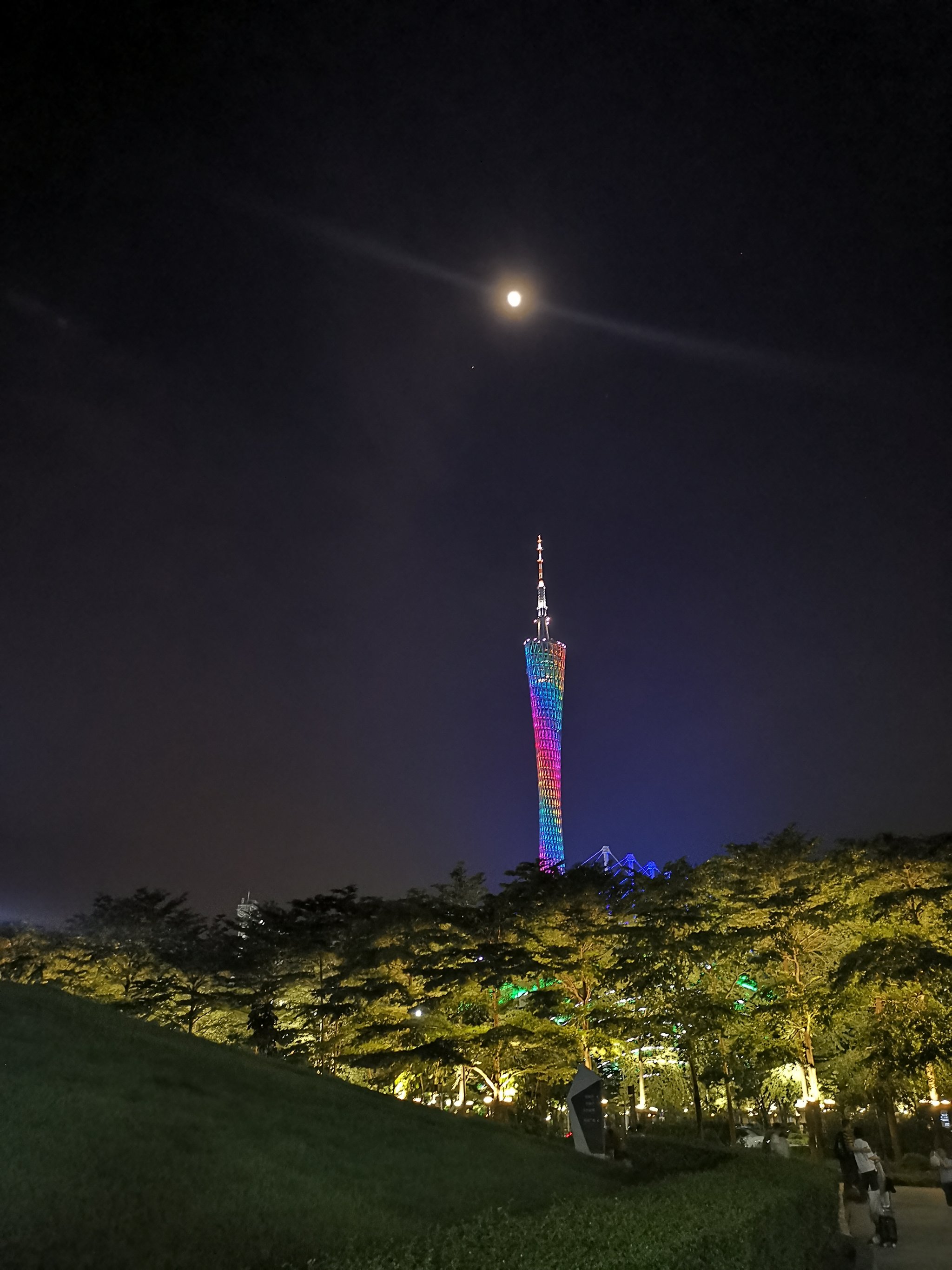 小蛮腰夜景真实图片