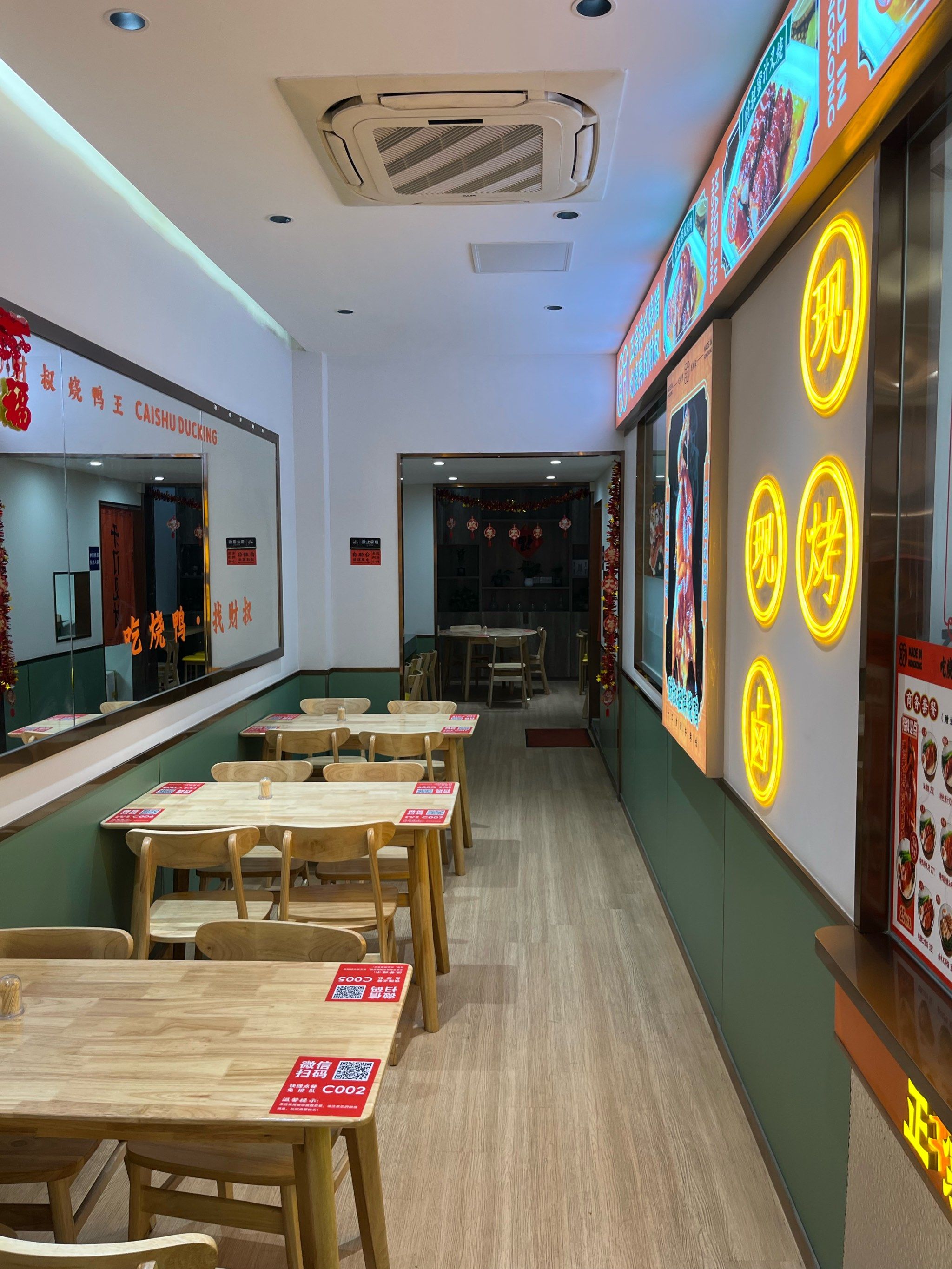家门口新开的烧腊店,环境干净卫生,经常光