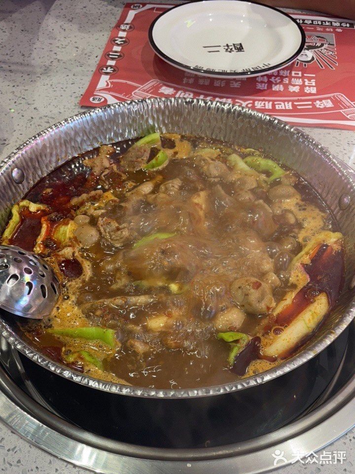 人也挺多的，主要味道也不错，我们要的肥肠鸡爪锅