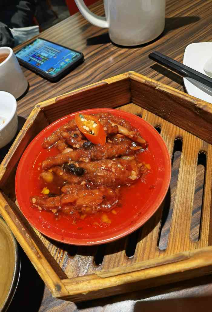 避风塘(文峰广场店)-"好吵好吵好吵 旁边服务员不小心打到了汤水.