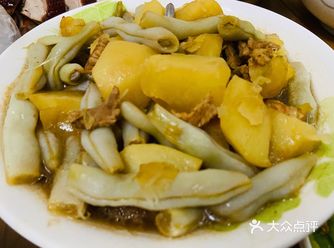今天的晚餐也太丰盛了吧，妈妈特意过来给我们做哒有土豆