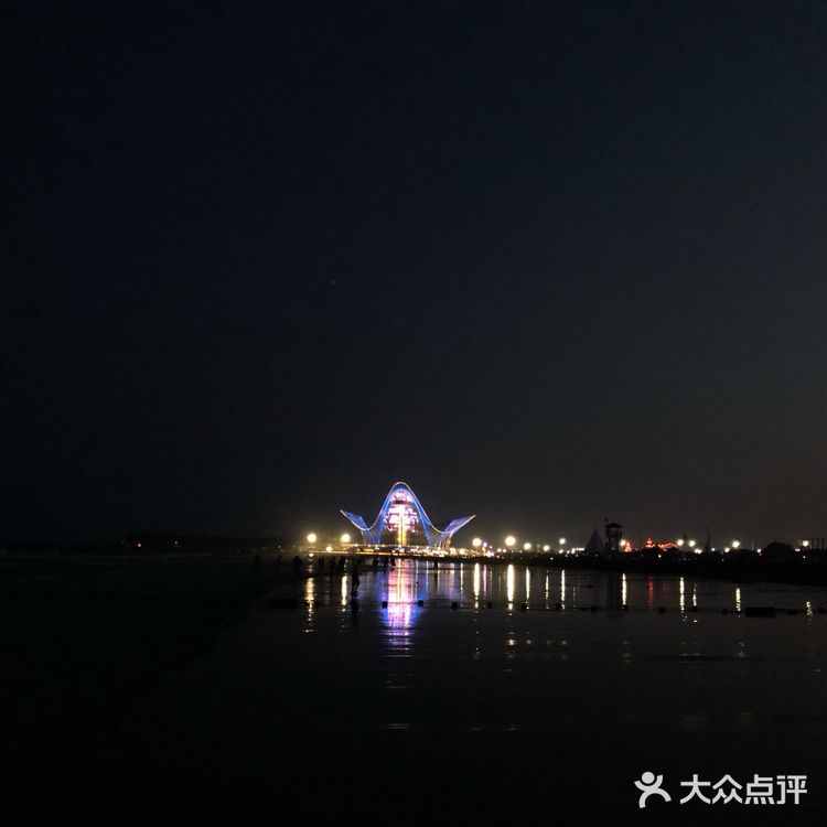 晚上的海滩拍出的照片也很有故事性，晚风吹来