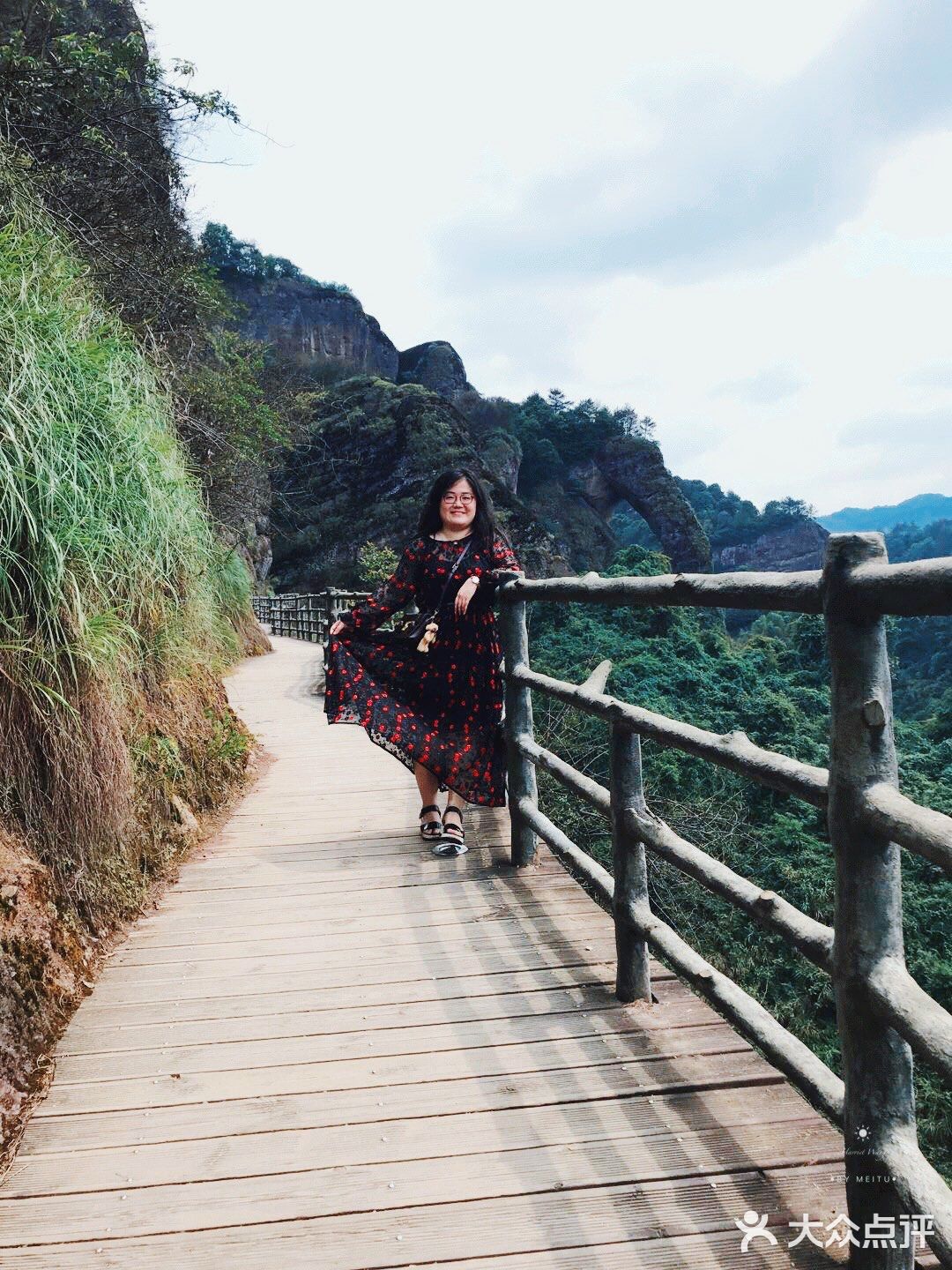 令我惊喜的是第一次看到开在悬崖边上的野百合