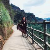 令我惊喜的是第一次看到开在悬崖边上的野百合