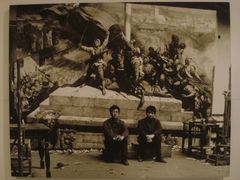 陈逸飞与魏景山在油画《占领总统府》前留影-上海油画雕塑院