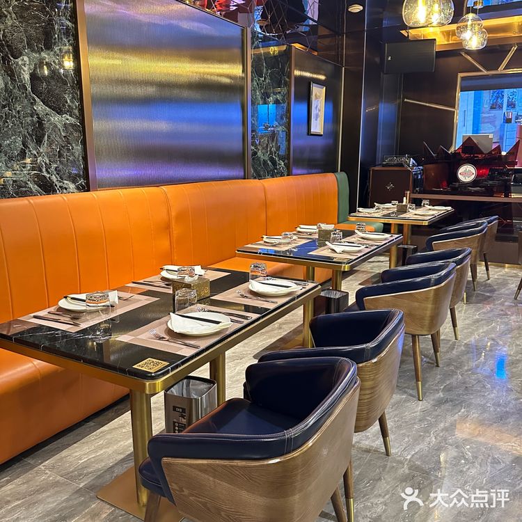 济南东边新开的一家高级西餐厅氛围感十足