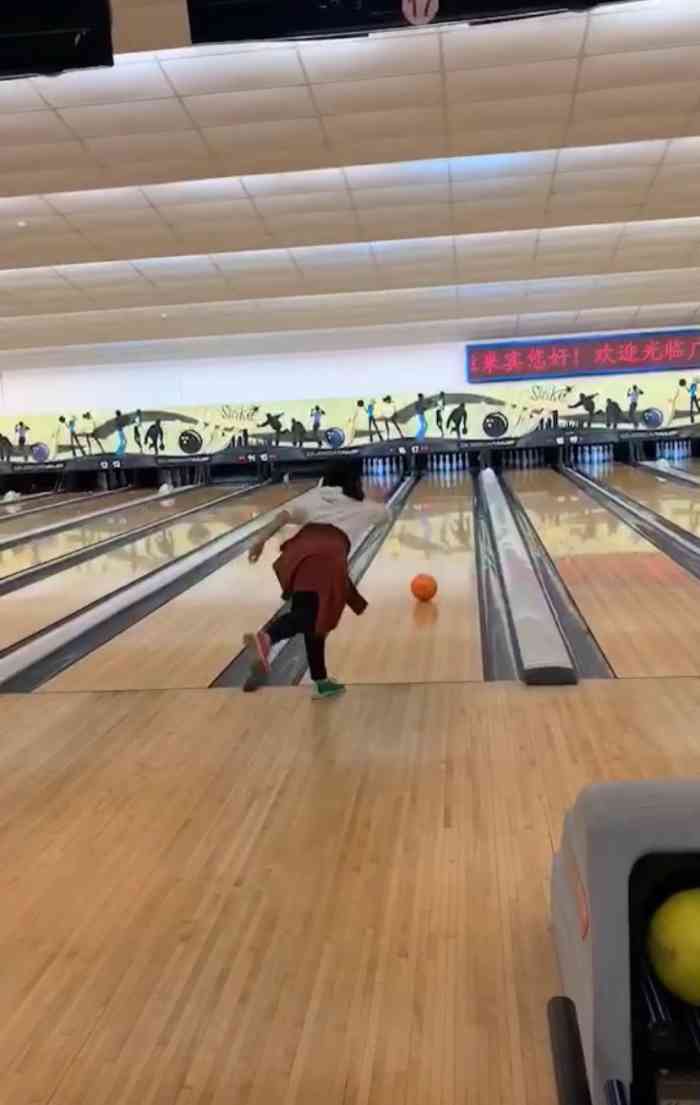 大世界保龄球馆-"好玩!打得不好但很好玩.设备也不错.