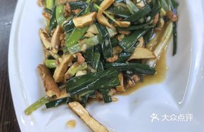 Braised Pork Shreds with Tofu Skin and Garlic Chives
