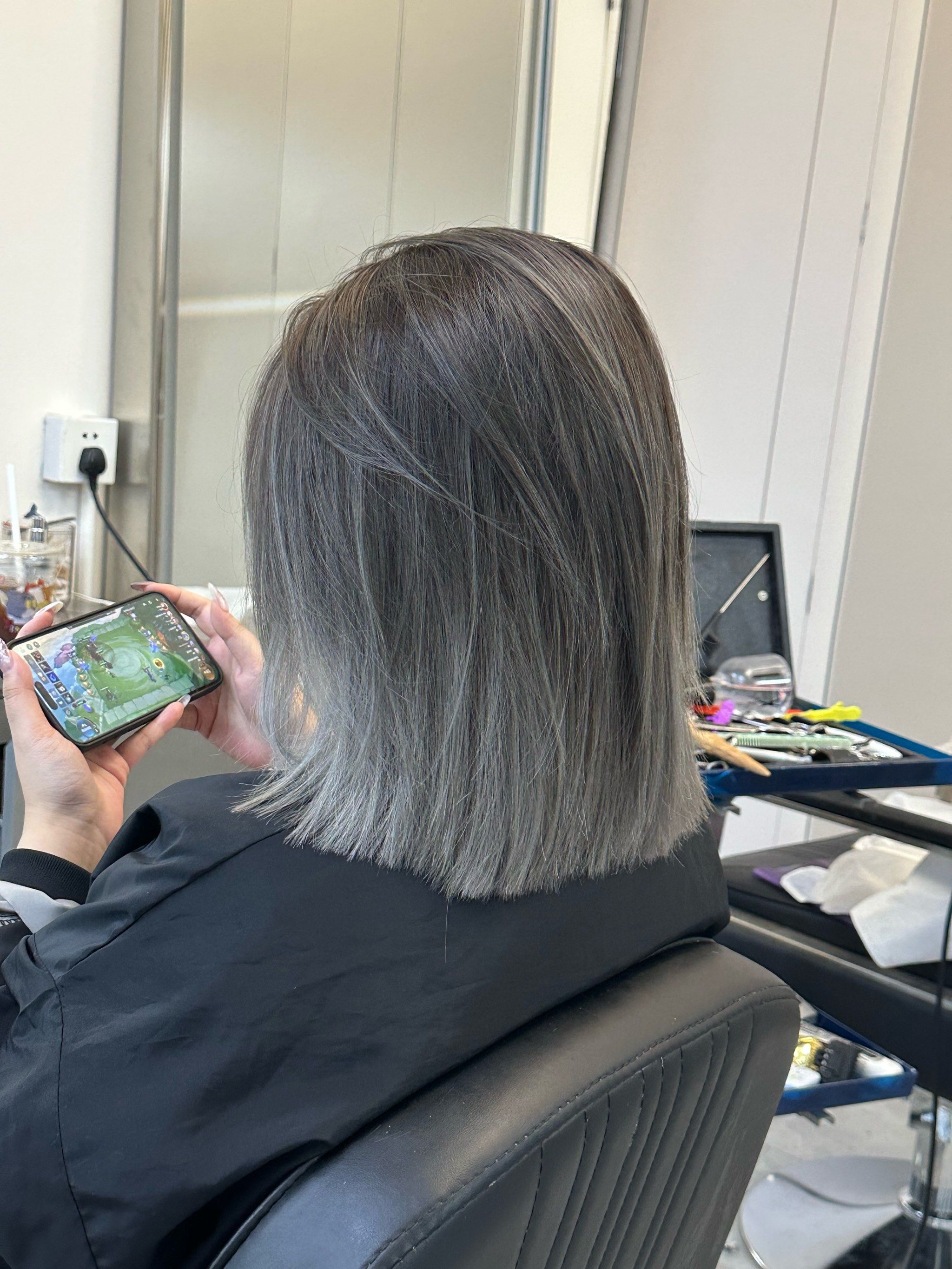 灰色系短发巴黎画染