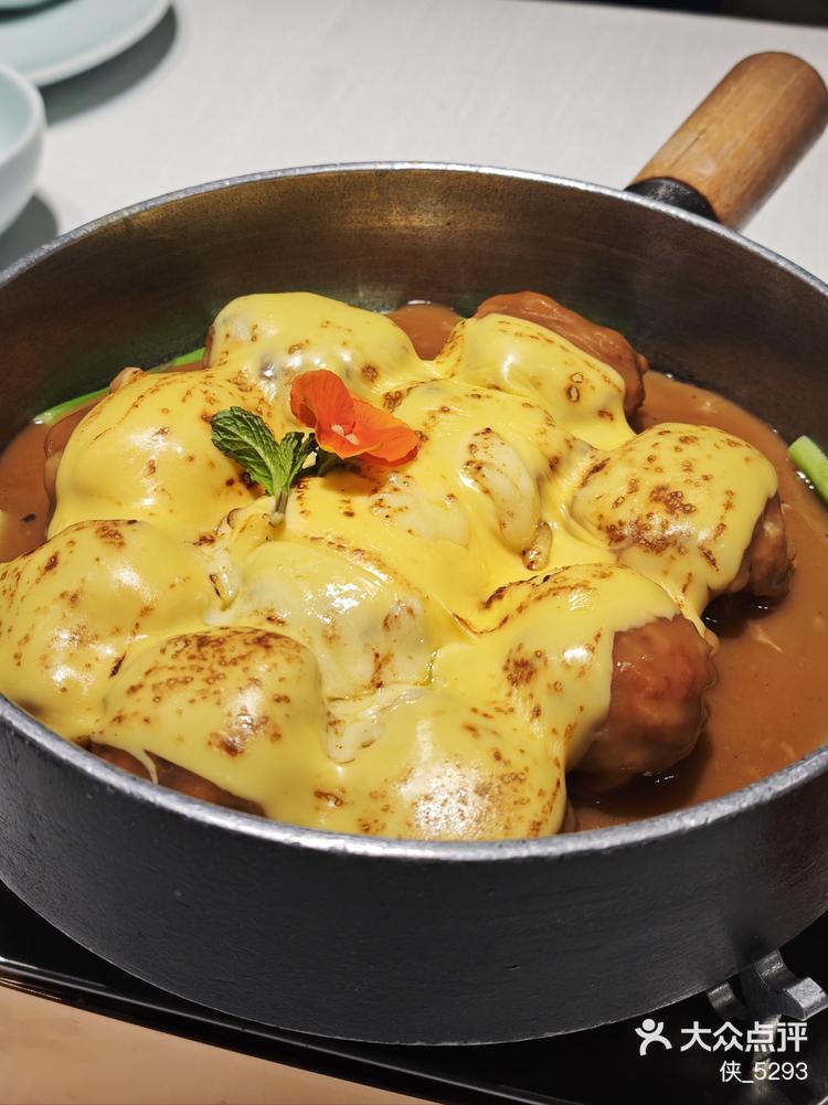 楼的萃华楼尝尝时令春季菜,香椿豆腐非常新鲜,「芝士南煎丸子」很好吃