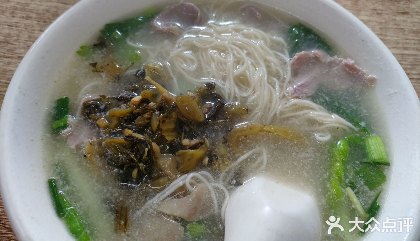 店员也是外地人,老板是不是就不知道了,挺多人吃的