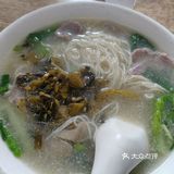 店员也是外地人,老板是不是就不知道了,挺多人吃的