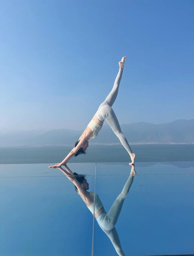 海风中的瑜伽姿