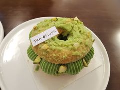 开心果树莓泡芙-Ten Olives甜点