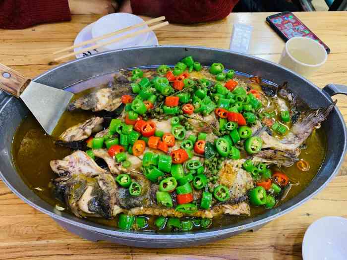 朋友想吃烤鱼,奈何附近没有别的烤鱼店,进店前看了点评,评价不算很好
