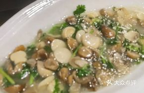 Coriander Stir-fried Mushroom Medley