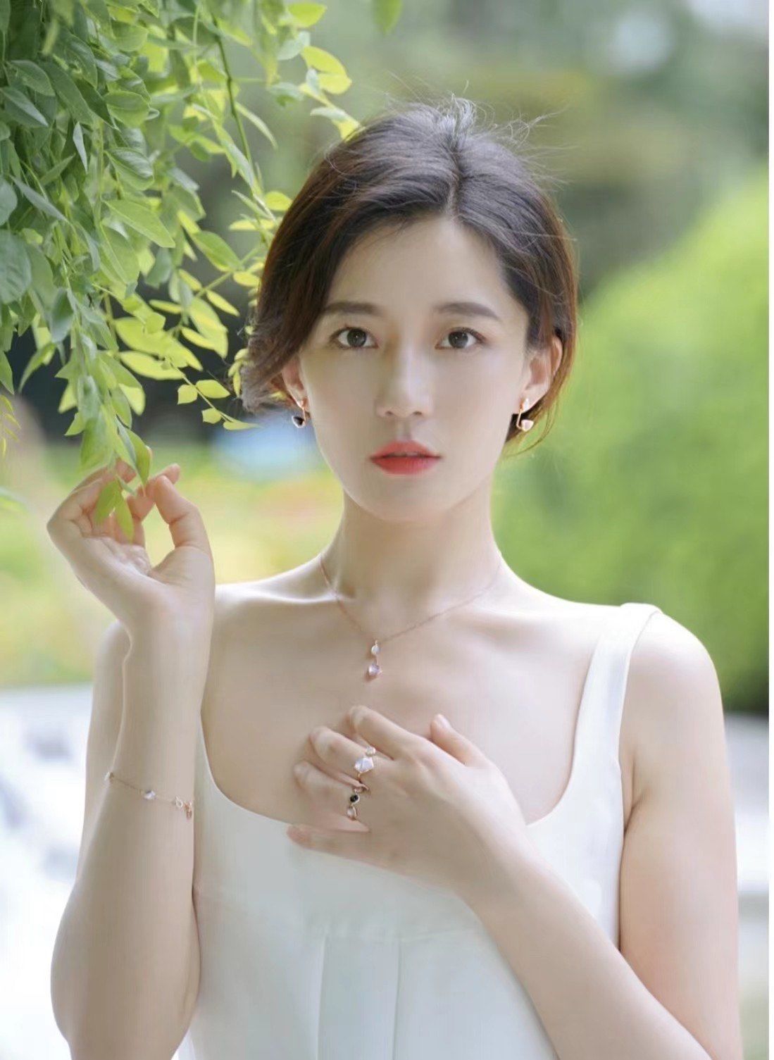 优雅知性美丽大方,更显温柔