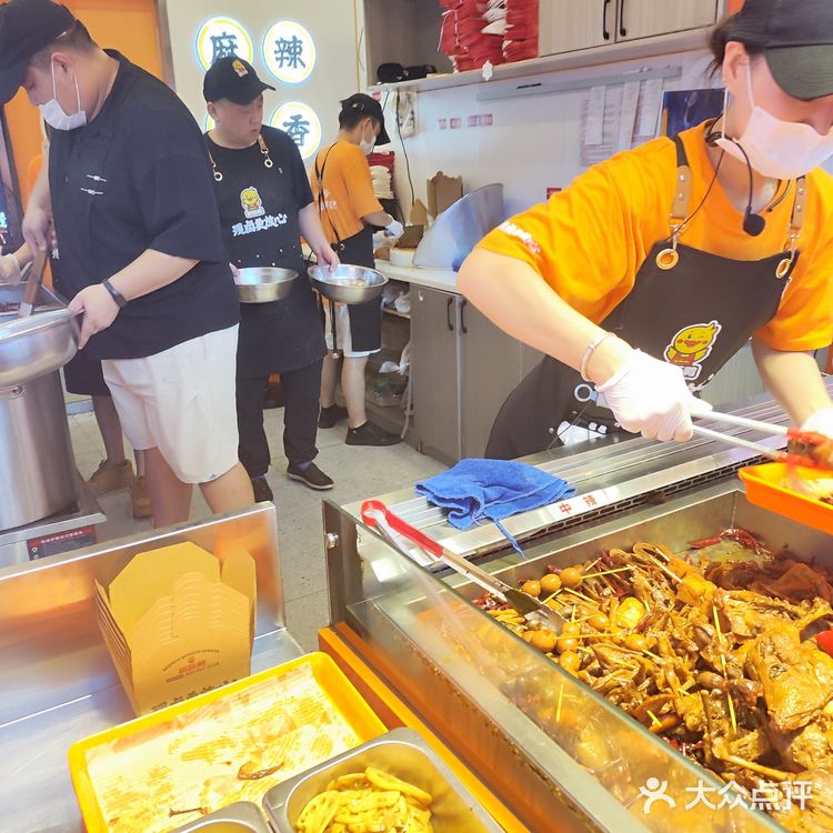 就在步行街，可以免费领一分钱不花[爱吃]