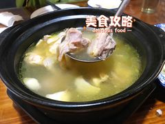 菌菇炖散养老母鸡汤-呼吸森林·生态农庄农家乐私房菜