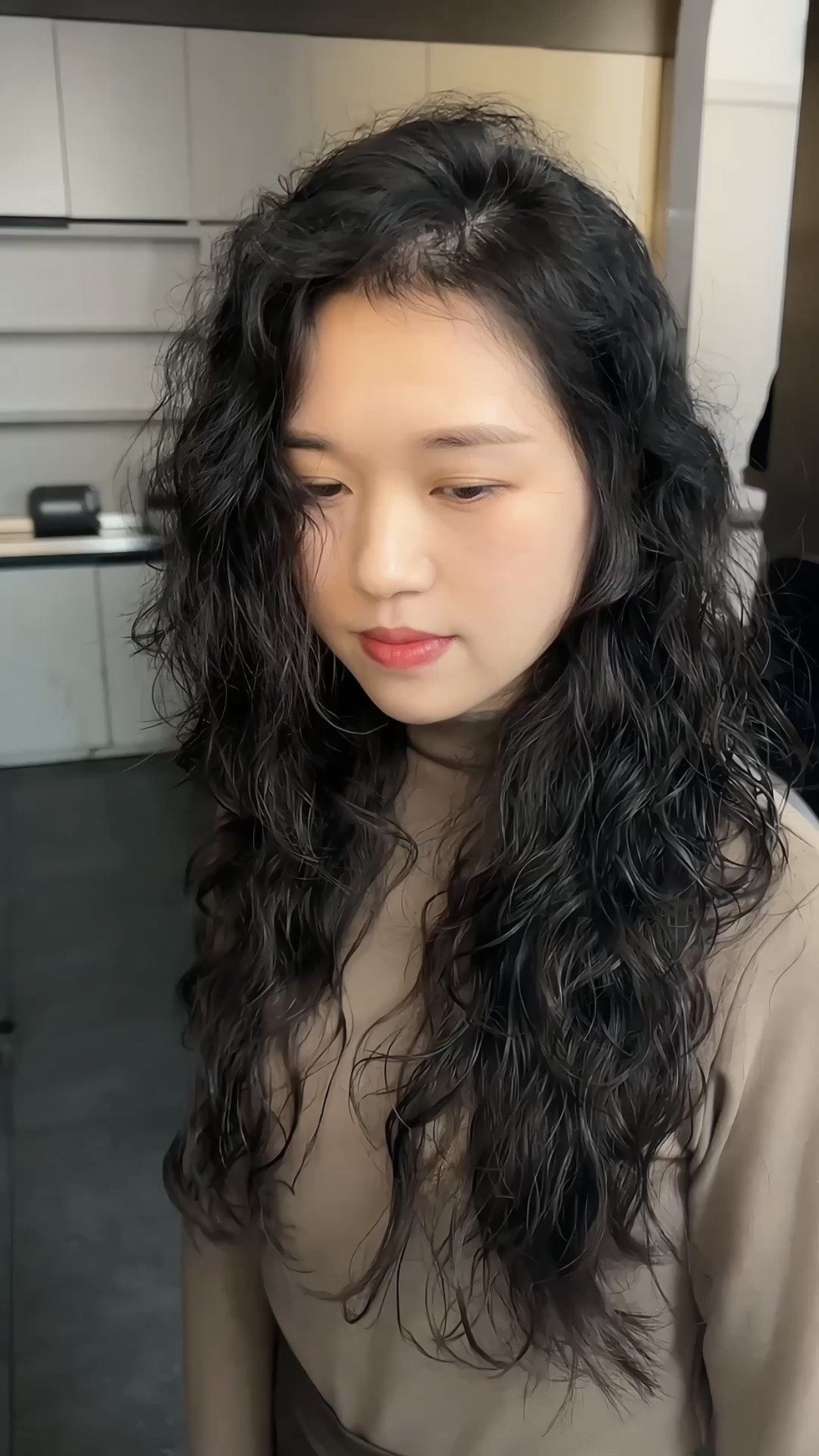 对于这种螺旋烫发型🌸,其实是适合各种脸型的,基本没有说哪一种脸型