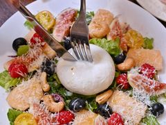 布拉塔配蜜瓜莓果沙拉-沏点Trattoria意大利餐厅(新街口店)
