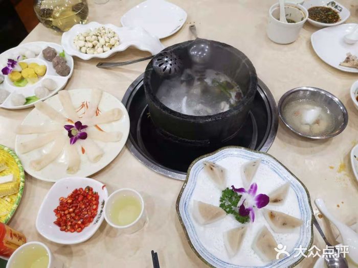 墨脱石锅椰子鸡•糟粕醋•东山羊(大东海店)墨脱石锅椰子鸡图片