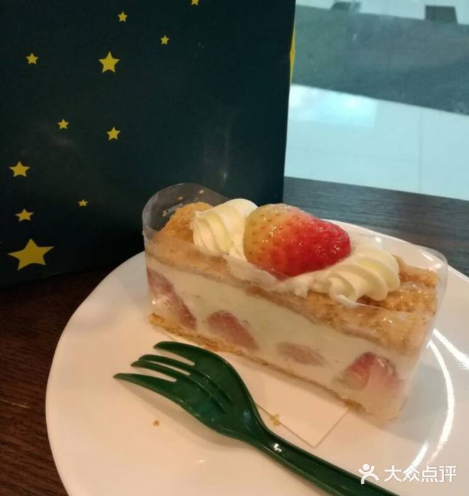 星巴克臻选(威海威高广场店)草莓酥皮蛋糕图片