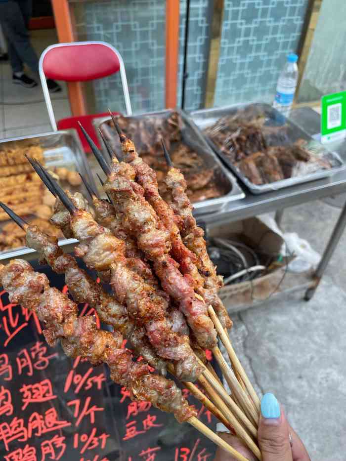 总体上还是比不上我大东北的烤串,在北京这个口味已经算不错了.