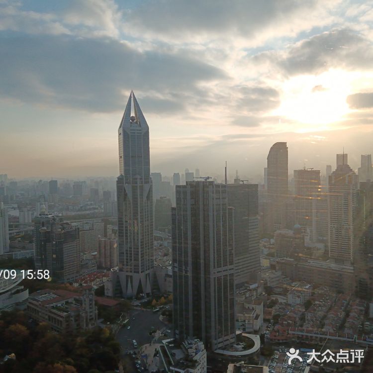 上海市南京路新世界丽笙大酒店45层旋转餐厅