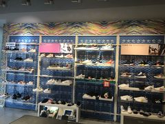 -阿迪达斯(武林银泰三叶草店)