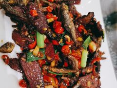 大蒜叶炒腊牛肉-瓦房食代·四合院湘菜馆(坂田店)