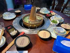 -洞庭洲·防空洞火锅·铜锅涮肉·烧烤(新百广场店)