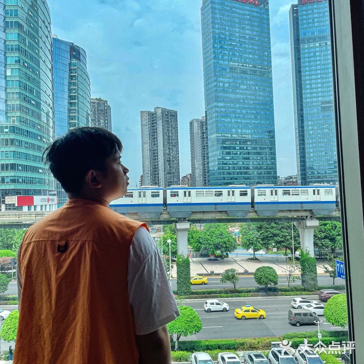 来重庆旅游的宝子听劝!一定要看轻轨吃火锅!