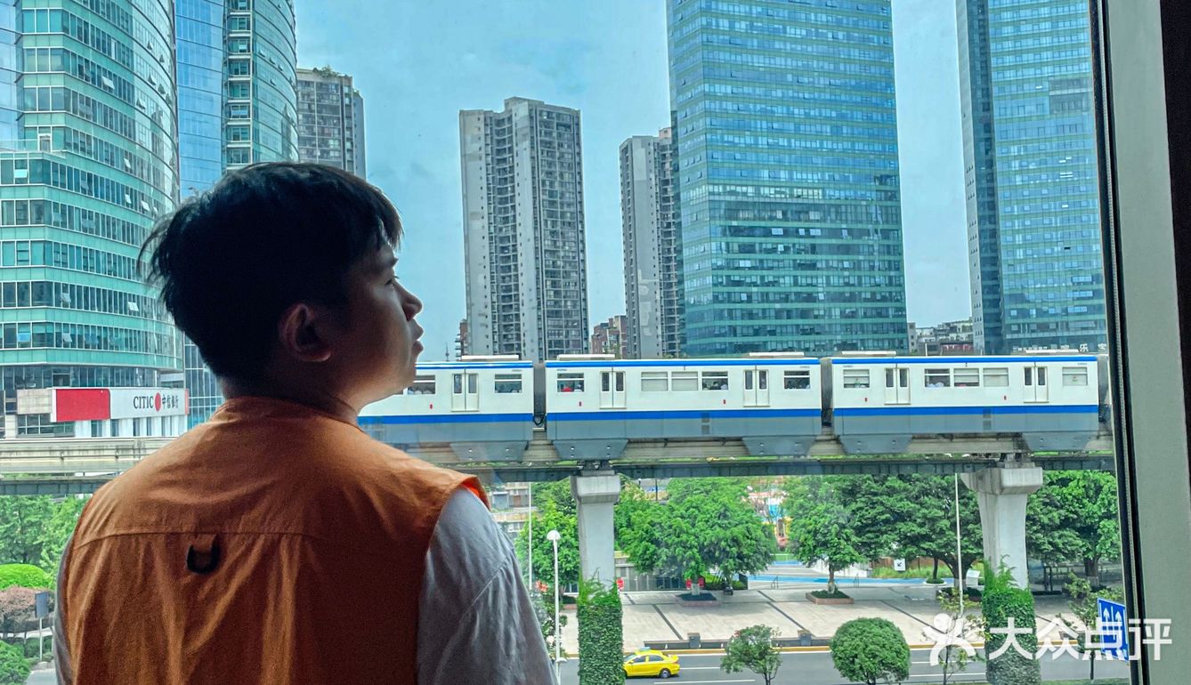 来重庆旅游的宝子听劝！一定要看轻轨吃火锅！