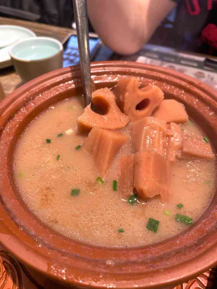 来菜·湖北头牌藕汤(光谷步行街店)-"等了十分钟没有给菜单,坐在那里